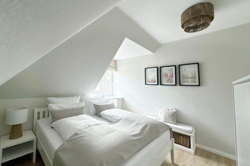 蒂门多弗施特兰德Techts Landhus Birkenallee的白色的卧室设有床和窗户