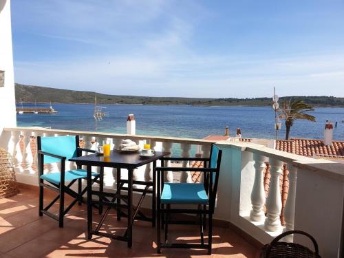 福尔内利斯F76. Vistas al mar en Fornells!的阳台配有桌椅,享有水景