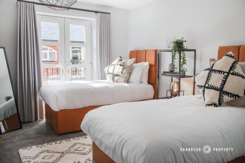 浦耳Stunning LUX Scandinavian style apt for 5 Parking - Keepers Cottage的一间卧室设有两张床和窗户。