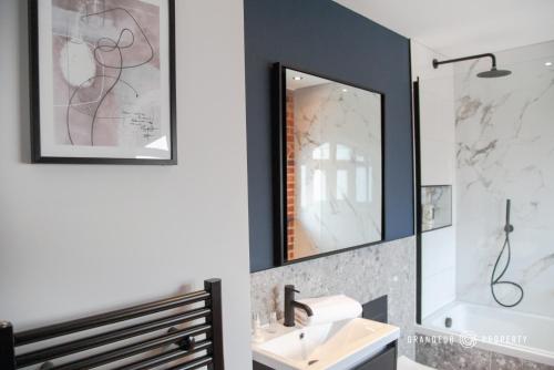 浦耳Stunning LUX Scandinavian style apt for 5 Parking - Keepers Cottage的一间带水槽和镜子的浴室