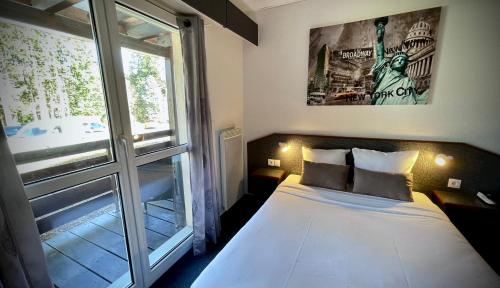 苏茨马特Hôtel Restaurant La Vallée Noble的一间卧室设有一张床和一个大窗户