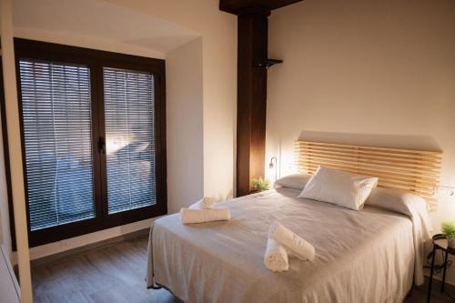 特鲁希略Apartamento Cuzco的一间卧室配有一张床,上面有两条毛巾