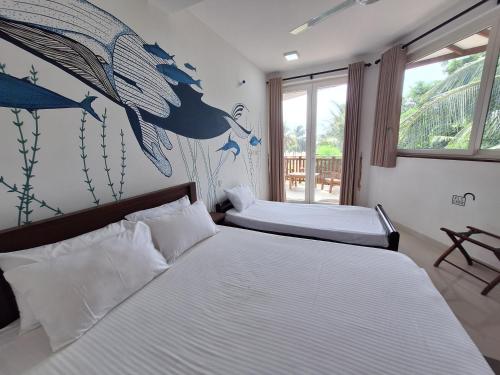 卡尔库达Baden Beach的一间卧室设有两张床,墙上挂着一幅画