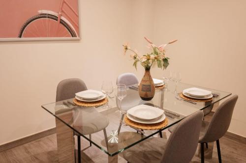 特鲁希略Apartamento Cuzco的餐桌、椅子和花瓶