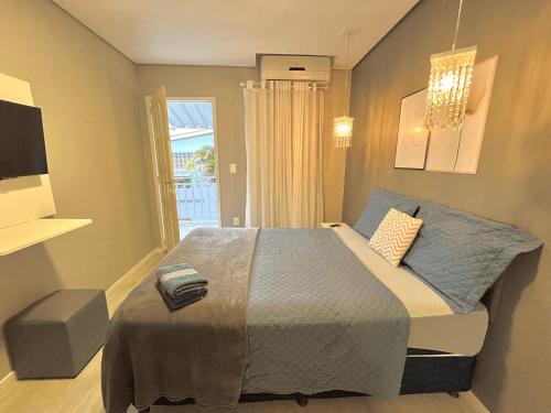 马瑙斯Hotel Manaus - Dom Pedro I的一间卧室设有一张大床和一个窗户。