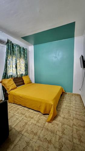 MamoudzouStudio Loulou, Tsoundzou2的一间卧室配有一张黄色的床和蓝色的墙壁