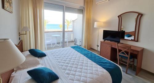 卡沃Hotel Levante - Isola d'Elba的一间卧室设有一张大床,享有海景