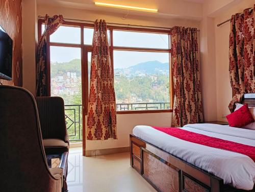 西姆拉The White House Shimla的一间卧室设有一张床和一个大窗户