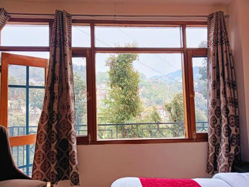 西姆拉The White House Shimla的一间卧室设有美景窗户