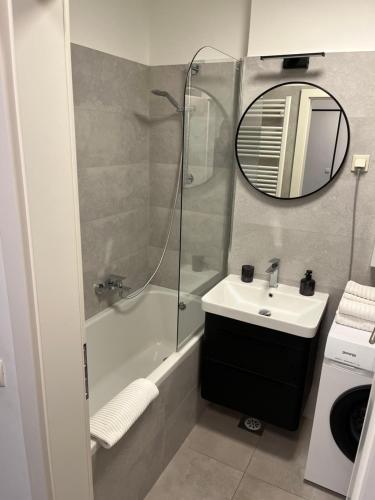 萨格勒布Daydream Arena的带淋浴、盥洗盆和镜子的浴室