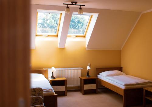 PružinaPenzión pod Strážovom的一间卧室设有两张床和窗户。