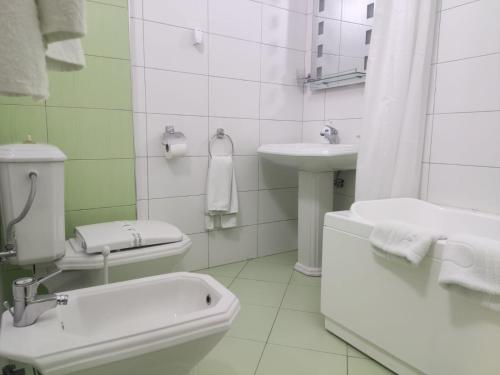 培拉特Hotel & Restaurant White City的白色的浴室设有卫生间和水槽。