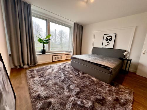 杜塞尔多夫Atemberaubender Rheinblick Messe的一间卧室设有一张床和一个大窗户
