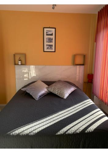 PontcarréMalocco的一间卧室配有一张带两个枕头的床