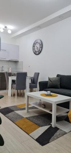 巴尼亚科维利亚查Apartmani Iva的客厅配有沙发和桌子