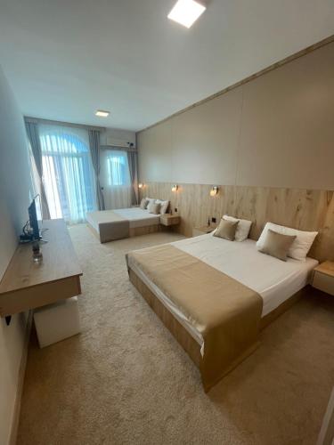 巴尔El Mar Hotel的一间大卧室,配有两张床和电视