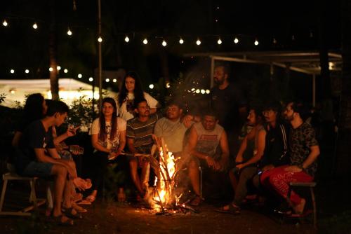 科波利Off The Grid Glamps的一群人晚上坐在火炉旁
