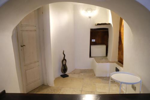 鲁沃迪普利亚La Petite Maison的走廊上设有桌子和两把椅子,门