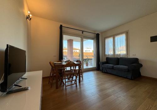 罗马Maison Linda - Ponte Milvio Apartment的客厅配有桌子和沙发