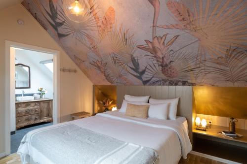 阿斯B&B Woods and Wine的卧室配有一张大床,墙上挂着花卉壁画