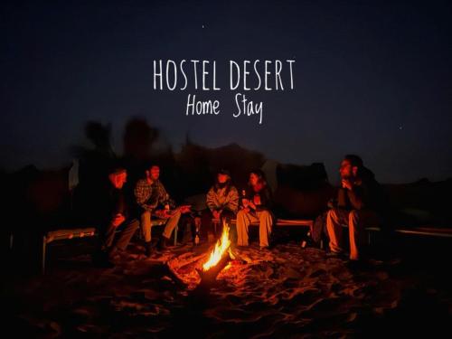 斋沙默尔Hostel Desert Home Stay的一群人围坐在火炉旁