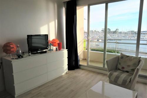 Appartement VUE SUR MER au port de plaisance à PERROS-GUIREC - Ref 818的电视和/或娱乐中心