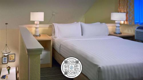 米德尔堡海茨克利夫兰机场索尼斯塔ES套房酒店的酒店客房,配有一张床和两张带台灯的桌子