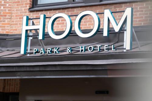 索尔纳HOOM Park & Hotel的大楼一侧酒店标志