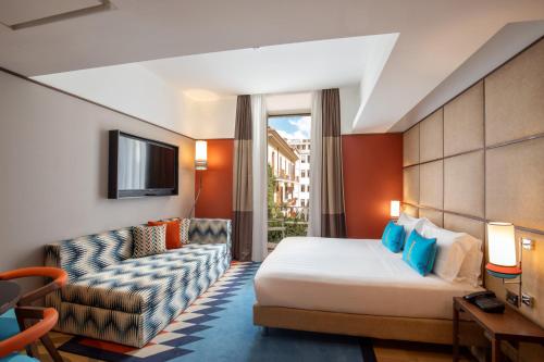 罗马独立酒店的酒店客房,配有床和沙发
