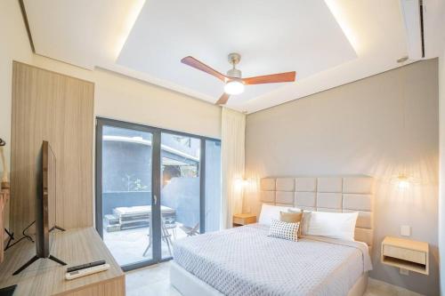 图卢姆Casa del Sol Naciente/Tulum的一间卧室配有一张床和吊扇