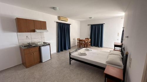 卡里利梅内斯Sfinias Apartments的小房间设有床和厨房