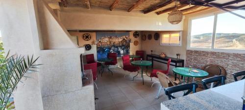 拉拉塔可库斯特Tiki House Marrakech chez Paul的一间在房间内配有桌椅的餐厅
