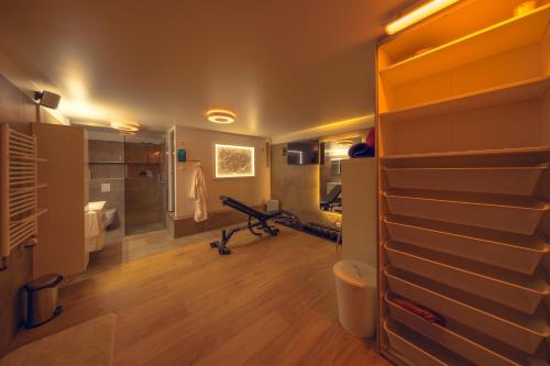 凯夫拉维克Smart Luxury - Private Gym, Hot Tub & Sauna的客房设有带水槽和衣柜的浴室。