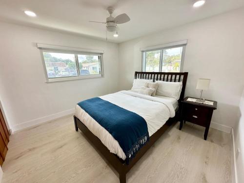 达尼亚滩Good Vibes House with private pool的一间卧室设有一张大床和一个窗户。
