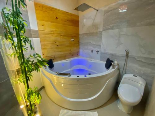 皮乌拉Suite Apart Miraflores的带浴缸、卫生间和浴缸的浴室