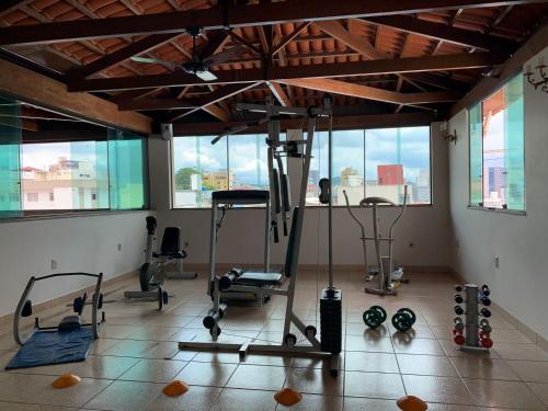 帕拉迪米纳斯勋爵大酒店的一间健身房,内设几件运动器材,位于带窗户的房间