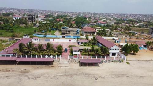 OshienBeautiful 1-Bed Room in Greater Accra Region 1的海滩上房屋的空中景致