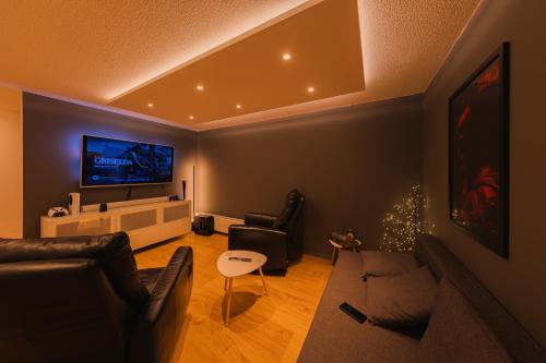 凯夫拉维克Smart Luxury - Private Gym, Hot Tub & Sauna的带沙发和平面电视的客厅