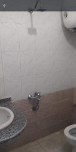 Al Khārijahفندق المهندس的一间带卫生间和水槽的浴室