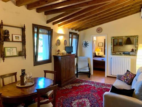锡耶纳Casale Collecchio Siena的客厅配有沙发和桌子