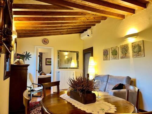 锡耶纳Casale Collecchio Siena的客厅配有沙发和桌子