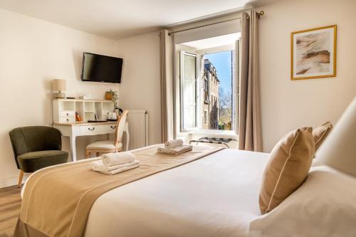 迪南Demeures & Châteaux - Hôtel De La Porte Saint-Malo的卧室配有一张大白色床和窗户