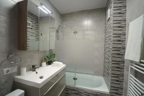 苏恰瓦Luxury Apartament Ultracentral of Suceava Esplanada的带浴缸、水槽和淋浴的浴室