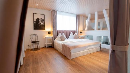 斯坦斯施塔德索思丽餐厅酒店 的一间卧室设有一张床和一个大窗户