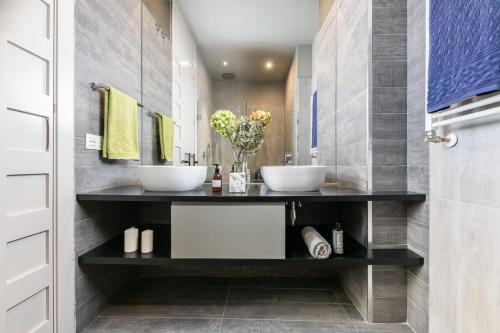 伦敦Premium Belgravia Harrods Apartment的一个带两个盥洗盆的柜台浴室