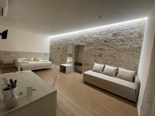 图里Casa Mariù的带沙发和砖墙的客厅