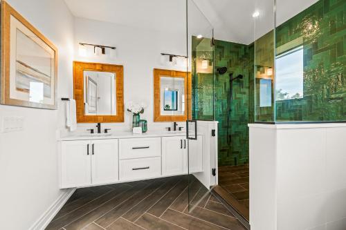 安娜玛丽亚Moondance的白色的浴室设有2个盥洗盆和淋浴。