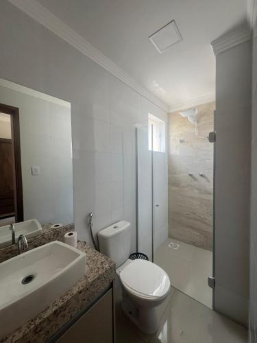 帕图斯迪米纳斯Apartamento Completo - Algarve 203 e 204的浴室配有卫生间、盥洗盆和淋浴。