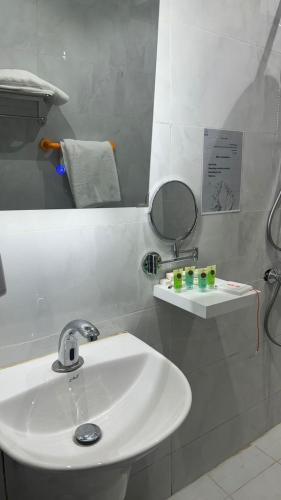 Sīdī Ḩamzahدرة الشرق للشقق المخدومة的白色的浴室设有水槽和镜子