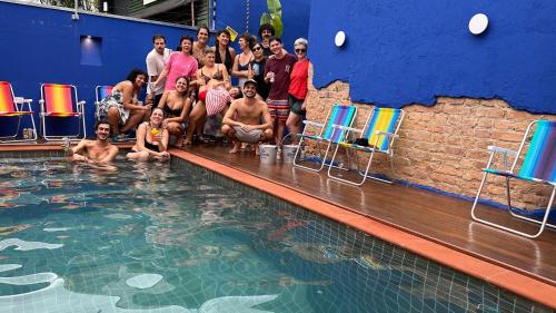 圣保罗欧德卡萨旅馆的一群人坐在游泳池周围